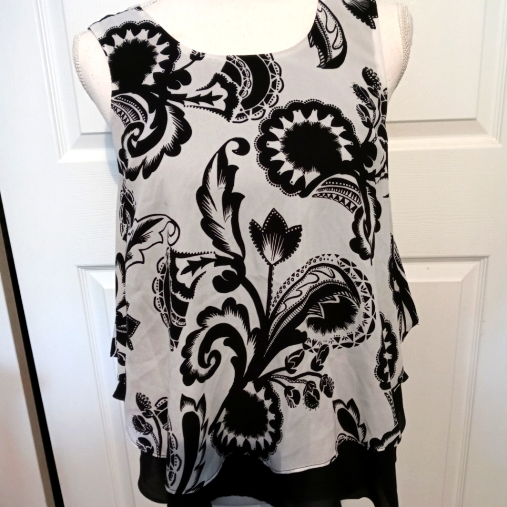 KAARI BLUE size small black and white floral blouse